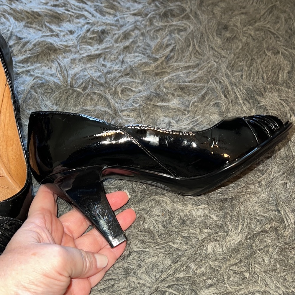 New Women's black patent leather peep told Sofft heels, size 7 - Picture 15 of 15